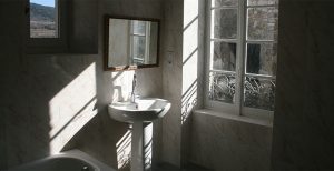 salle de bain vue sur la calade et la colline