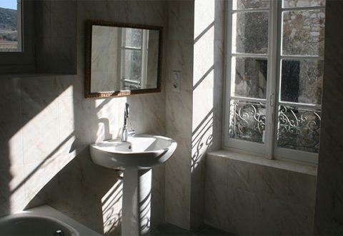 salle de bain vue sur la calade et la colline