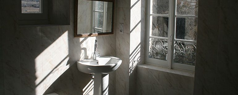 salle de bain vue sur la calade et la colline