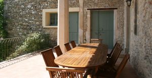table et vue depuis l'entre de la cuisine