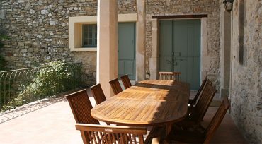 table et vue depuis l'entre de la cuisine