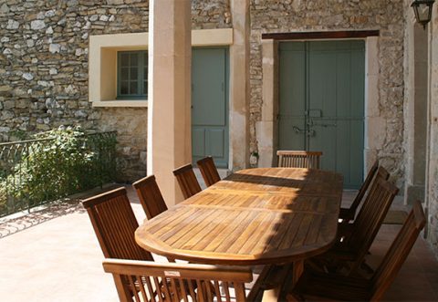 table et vue depuis l'entre de la cuisine