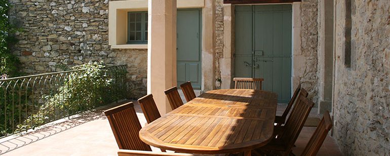 table et vue depuis l'entre de la cuisine