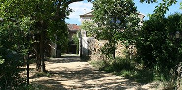 Entrée Domaine au loin la Maison