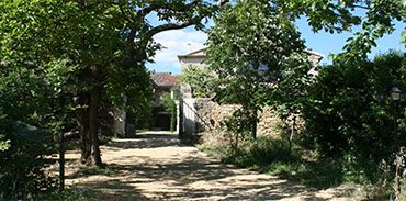 Entrée Domaine au loin la Maison