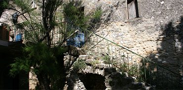 jardin - le viel escalier de pierre usé par les sabots