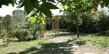 Jardin - derrière les portiques la piscine