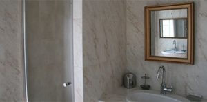 Salle de bains - lavabo et douche