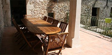 Terrasse Table et vue sur l'entrée de a cuisine