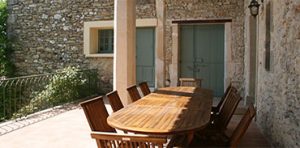 Table et vue depuis l'entre de la cuisine