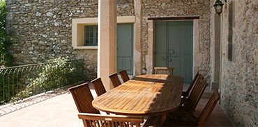 Table et vue depuis l'entre de la cuisine