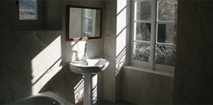 salle de bains - vue sur la calade et la colline